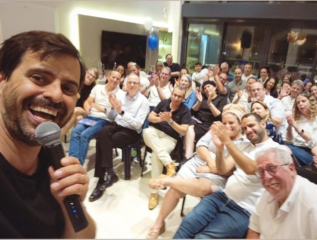איך סדנת הצחוק בשילוב סטנד-אפ שינו את האווירה בחברת הייטק